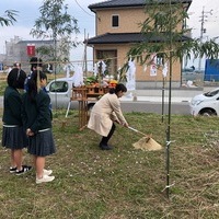 青空が似合う白いお家！のサムネイル